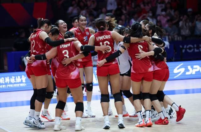 (250608) -- BEIJING, June 8, 2025 -- Players of Thailand celebrate winning the Pool 3 match between France and Thailand at the Women s Volleyball Nations League (VNL) 2025 at the National Indoor Stadium in Beijing, China, June 8, 2025. ) (SP)CHINA-BEIJING-VOLLEYBALL-VNL-FRANCE VS THAILAND (CN) LuoxYuan 