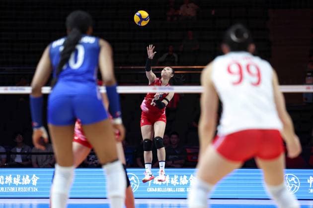 (250608) -- BEIJING, June 8, 2025 -- Thailand s Warisara Seetaloed (C) serves during the Pool 3 match between France and Thailand at the Women s Volleyball Nations League (VNL) 2025 at the National Indoor Stadium in Beijing, China, June 8, 2025. ) (SP)CHINA-BEIJING-VOLLEYBALL-VNL-FRANCE VS THAILAND (CN) LuoxYuan 