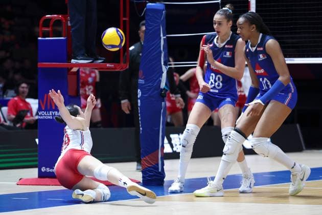 (250608) -- BEIJING, June 8, 2025 -- France s Juliette Gelin (L) saves the ball during the Pool 3 match between France and Thailand at the Women s Volleyball Nations League (VNL) 2025 at the National Indoor Stadium in Beijing, China, June 8, 2025. ) (SP)CHINA-BEIJING-VOLLEYBALL-VNL-FRANCE VS THAILAND (CN) LuoxYuan 
