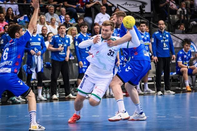 Franz Semper SC DHfK Leipzig, 32 vs Samuel Roethlisberger TVB Stuttgart, 17 GER, TVB Stuttgart SC DHfK Leipzig, DAIKIN HBL, Handball, Bundesliga, 34 Matchday, Season 2024 2025, 08 06 2025 GER, TVB Stuttgart SC DHfK Leipzig, DAIKIN HBL, Handball, Bundesliga, 34 Matchday, Season 2024 2025, 08 06 2025 Stuttgart Copyright: xSandyxDinkelackerx EP_SDR