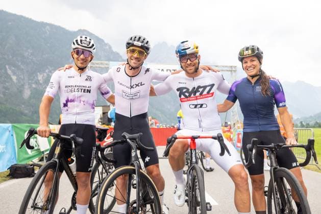 08 06 2025, Lienz, AUT, 37 Dolomite Cycling Tour, 10 SuperGiroDolomiti, in the picture from left Philip Handl AUT , Jack Burke CAN , Benjamin Karl AUT , Bianca Somavilla AUT left to right Philip Handl AUT Jack Burke CAN Benjamin Karl AUT Bianca Somavilla AUT during the 37th Dolomite Cycling Tour and 10th SuperGiroDolomiti in Lienz, Austria on 2025 06 08 Expa Lienz  EP_gro