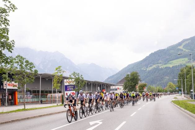 08 06 2025, Lienz, AUT, 37 Dolomite Cycling Tour, 10 SuperGiroDolomiti, in the picture the field in Lienz Super Giro Dolomiti the Peleton at Lienz during the 37th Dolomite Cycling Tour and 10th SuperGiroDolomiti in Lienz, Austria on 2025 06 08 Expa Lienz  EP_gro