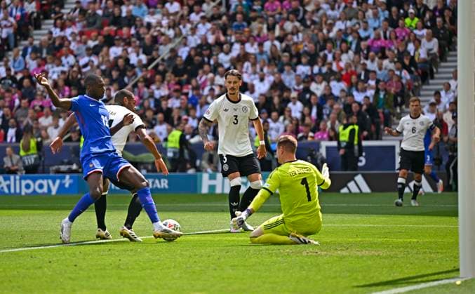 08 06 2025, Football UEFA Nations League 2024 25, Match for 3rd place, Germany France, in the MHP Arena Stuttgart, f l Randal Kolo Muani France against goalkeeper Marc Andre ter Stegen Germany