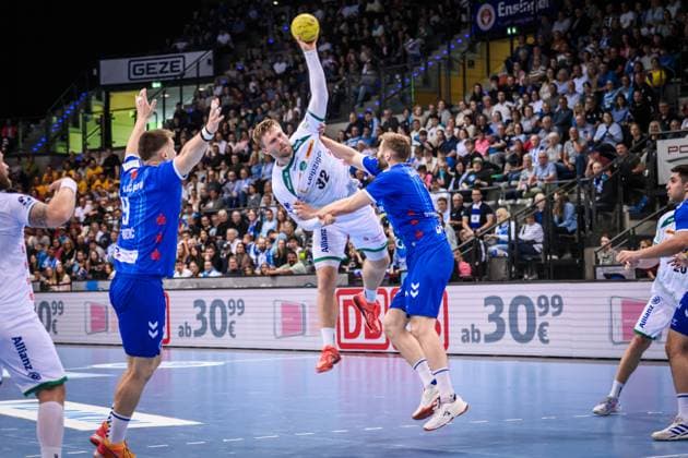 Franz Semper SC DHfK Leipzig, 32 vs Samuel Roethlisberger TVB Stuttgart, 17 GER, TVB Stuttgart SC DHfK Leipzig, DAIKIN HBL, Handball, Bundesliga, 34 Matchday, Season 2024 2025, 08 06 2025 GER, TVB Stuttgart SC DHfK Leipzig, DAIKIN HBL, Handball, Bundesliga, 34 Matchday, Season 2024 2025, 08 06 2025 Stuttgart Copyright: xSandyxDinkelackerx EP_SDR