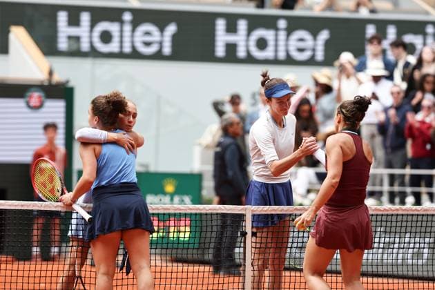 (250608) -- PARIS, June 8, 2025 -- Winners Sara Errani (1st R) Jasmine Paolini (1st L) of Italy and runners-up Anna Danilina (2nd R) of Kazakstan Aleksandra Krunic of Serbia greet each others after the women s doubles final at the French Open tennis tournament at Roland Garros, Paris, France, June 8, 2025. ) (SP)FRANCE-PARIS-TENNIS-FRENCH OPEN-WOMEN S DOUBLES-FINAL LixJing 