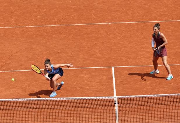 (250608) -- PARIS, June 8, 2025 -- Sara Errani Jasmine Paolini (L) compete during the women s doubles final between Anna Danilina of Kazakstan Aleksandra Krunic of Serbia and Sara Errani Jasmine Paolini of Italy at the French Open tennis tournament at Roland Garros, Paris, France, June 8, 2025. ) (SP)FRANCE-PARIS-TENNIS-FRENCH OPEN-WOMEN S DOUBLES-FINAL LixJing 