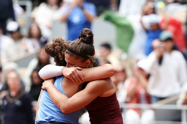 (250608) -- PARIS, June 8, 2025 -- Sara Errani (R) Jasmine Paolini celebrate winning the women s doubles final between Anna Danilina of Kazakstan Aleksandra Krunic of Serbia and Sara Errani Jasmine Paolini of Italy at the French Open tennis tournament at Roland Garros, Paris, France, June 8, 2025. ) (SP)FRANCE-PARIS-TENNIS-FRENCH OPEN-WOMEN S DOUBLES-FINAL LixJing 