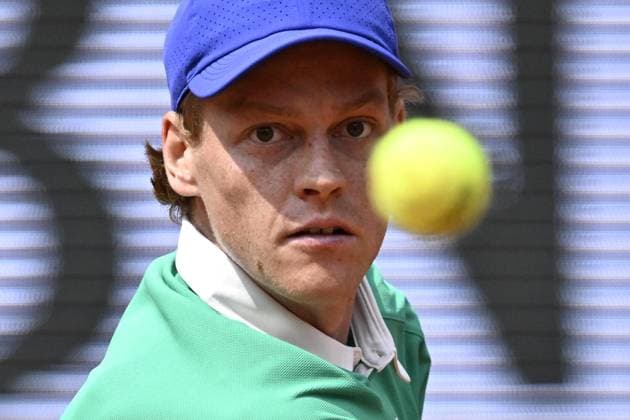 Sport Bilder des Tages 2025 Roland-Garros - Men s Single Final PARIS, FRANCE - JUNE 8: Jannik Sinner of Italy competes against Carlos Alcaraz (not seen) of Spain during the Men s Single Final match on the day 15 of French Open tennis tournament on Court Philippe-Chatrier at the Roland-Garros Complex in Paris, France on June 8, 2025. Burak Akbulut Anadolu Paris France. Editorial use only. Please get in touch for any other usage.  Copyright: x2025xAnadoluxBurakxAkbulutx