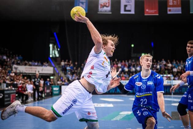 Andri Mar Runarsson SC DHfK Leipzig, 04 Jump into the circle behind Torben Matzken TVB Stuttgart, 22 GER, TVB Stuttgart SC DHfK Leipzig, DAIKIN HBL, Handball, Bundesliga, 34 Matchday, Season 2024 2025, 08 06 2025 GER, TVB Stuttgart SC DHfK Leipzig, DAIKIN HBL, Handball, Bundesliga, 34 Matchday, Season 2024 2025, 08 06 2025 Stuttgart Copyright: xSandyxDinkelackerx EP_SDR