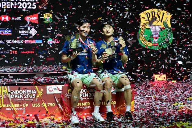 Sport Themen der Woche KW23 Sport Bilder des Tages (250608) -- JAKARTA, June 8, 2025 -- First-placed Kim Won Ho(R) Seo Seung Jae pose for photos during the awarding ceremony after the men s doubles final match between Kim Won Ho Seo Seung Jae of South Korea and Sabar Karyaman Gutama Moh Reza Pahlevi Isfahani of Indonesia at Indonesia Open 2025 in Jakarta, Indonesia, June 8, 2025. ) (SP)INDONESIA-JAKARTA-BADMINTON-INDONESIA OPEN-MEN S DOUBLES-FINAL Zulkarnain 