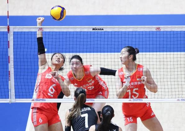 (250608) -- BEIJING, June 8, 2025 -- China s Gong Xiangyu (1st L) blocks the ball during the Pool 3 match between China and T¨¹rkiye at the Women s Volleyball Nations League (VNL) 2025 Beijing at the National Indoor Stadium in Beijing, China, June 8, 2025. ) (SP)CHINA-BEIJING-VOLLEYBALL-VNL-CHINA VS T?RKIYE (CN) LuoxYuan 