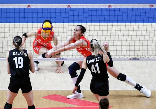 (250608) -- BEIJING, June 8, 2025 -- China s Chen Houyu (Top R) saves the ball during the Pool 3 match between China and T¨¹rkiye at the Women s Volleyball Nations League (VNL) 2025 Beijing at the National Indoor Stadium in Beijing, China, June 8, 2025. ) (SP)CHINA-BEIJING-VOLLEYBALL-VNL-CHINA VS T?RKIYE (CN) LuoxYuan 
