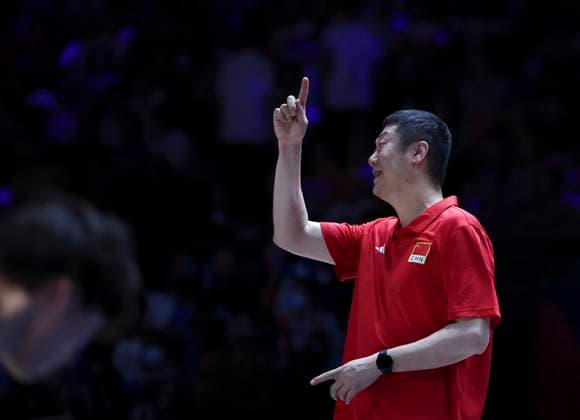 (250608) -- BEIJING, June 8, 2025 -- China s head coach Zhao Yong gives instructions during the Pool 3 match between China and T¨¹rkiye at the Women s Volleyball Nations League (VNL) 2025 Beijing at the National Indoor Stadium in Beijing, China, June 8, 2025. ) (SP)CHINA-BEIJING-VOLLEYBALL-VNL-CHINA VS T?RKIYE (CN) HanxYan 