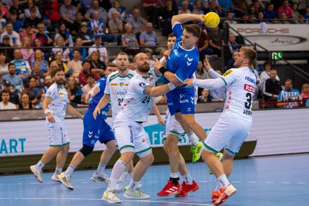 Handball I Men I Season 2024 2025 I Bundesliga I 34 Matchday I TVB Stuttgart SC DHfK Leipzig I 08 06 2025 Max Häfner 3, TVB Stuttgart defended by Moritz Preuss 24, SC DHfK Leipzig and Franz Semper 32, SC DHfK Leipzig Stuttgart Porsche Arena Baden Württemberg Germany Copyright: xLobeca MaxxPetershansx