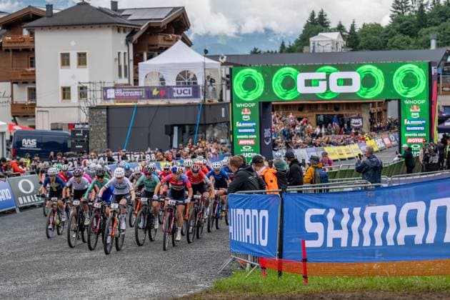 MOUNTAINBIKE - UCI MTB World Series LEOGANG,AUSTRIA,08.JUN.25 - CYCLING, MOUNTAIN BIKE - UCI Mountainbike World Cup, Cross-Country Olympic. Image shows the peloton at the start.  GEPAxpictures xWolfgangxKofler