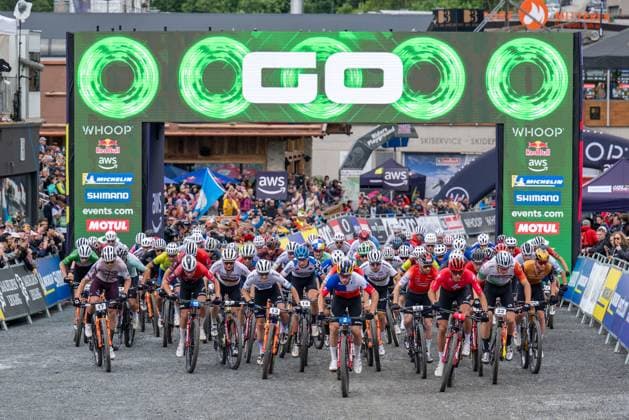 Bilder des Jahres 2025, Sport 06 Juni Sport Themen der Woche KW23 Sport Bilder des Tages MOUNTAINBIKE - UCI MTB World Series LEOGANG,AUSTRIA,08.JUN.25 - CYCLING, MOUNTAIN BIKE - UCI Mountainbike World Cup, Cross-Country Olympic. Image shows the peloton at the start.  GEPAxpictures xWolfgangxKofler