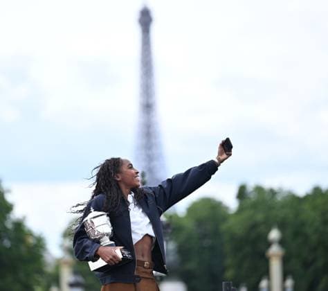 French Open winner Coco Gauff photocall in Paris PARIS, FRANCE - JUNE 8: Coco Gauff of U.S. poses with the Coupe Suzanne Lenglen trophy during a photocall after her victory over Aryna Sabalenka in the Women’s Singles Final match of the 2025 French Open Tennis tournament on Place de la Concorde in Paris on June 08, 2025. Mustafa Yalcin Anadolu Paris France. Editorial use only. Please get in touch for any other usage.  Copyright: x2025xAnadoluxMustafaxYalcinx