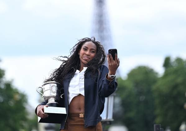Bilder des Jahres 2025, Sport 06 Juni Sport Themen der Woche KW23 Sport Bilder des Tages French Open winner Coco Gauff photocall in Paris PARIS, FRANCE - JUNE 8: Coco Gauff of U.S. poses with the Coupe Suzanne Lenglen trophy during a photocall after her victory over Aryna Sabalenka in the Women’s Singles Final match of the 2025 French Open Tennis tournament on Place de la Concorde in Paris on June 08, 2025. Mustafa Yalcin Anadolu Paris France. Editorial use only. Please get in touch for any other usage.  Copyright: x2025xAnadoluxMustafaxYalcinx