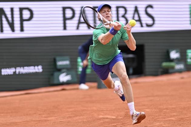 2025 Roland-Garros - Men s Single Final PARIS, FRANCE - JUNE 8: Jannik Sinner of Italy competes against Carlos Alcaraz (not seen) of Spain during the Men s Single Final match on the day 15 of French Open tennis tournament on Court Philippe-Chatrier at the Roland-Garros Complex in Paris, France on June 8, 2025. Burak Akbulut Anadolu Paris France. Editorial use only. Please get in touch for any other usage.  Copyright: x2025xAnadoluxBurakxAkbulutx