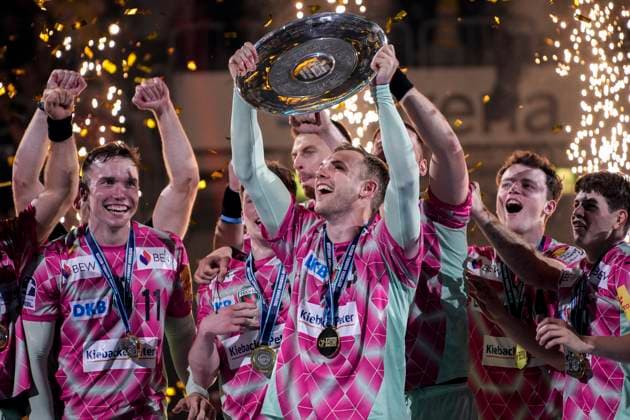 Mathias Gidsel Füchse, 19 with the trophy, players of Füchse Berlin at the award ceremony, honor, with the championship trophy, the trophy, cheering after the final whistle, cheer, cheers, joy, winner, victory, winner of the German Championship 2024 25, highlight, optimistic, German Champion, title holder, champion, champion cheers, cheerful, optimistic, positive, action, action, 08 06 2025, Mannheim Germany , Handball, Bundesliga, Rhein Neckar Löwen Füchse Berlin xozx
