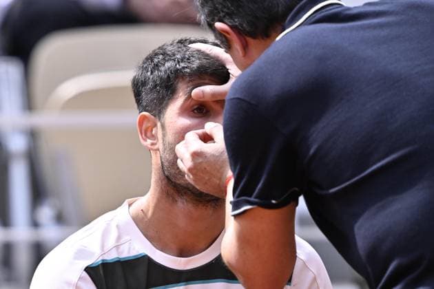 2025 Roland-Garros - Men s Single Final PARIS, FRANCE - JUNE 8: Carlos Alcaraz of Spain receives medical treatment during the Men s Single Final match against Jannik Sinner (not seen) of Italy on the day 15 of French Open tennis tournament on Court Philippe-Chatrier at the Roland-Garros Complex in Paris, France on June 8, 2025. Burak Akbulut Anadolu Paris France. Editorial use only. Please get in touch for any other usage.  Copyright: x2025xAnadoluxBurakxAkbulutx