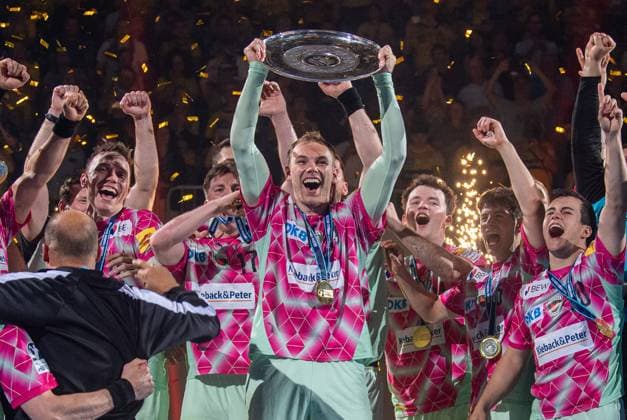 Handball, Men, Season 2024 2025, DAIKIN Handball Bundesliga 34 Matchday , Rhein Neckar Löwen Füchse Berlin, Winner photo Füchse Berlin, Mathias Gidsel Füchse Berlin with the championship trophy, 08 06 2025, Copyright: xSebastianxRäppold MatthiasxKochx
