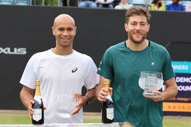 TENNIS - Birmingham Open 2025 BIRMINGHAM,ENGLAND,08.JUN.25 - TENNIS - ATP, Tennis Herren Challenger Tour, Birmingham Open, doubles, final. Image shows Sadio Doumbia (FRA) and Marcelo Demoliner (BRA). keywords: award ceremony, trophy.  GEPAxpictures xAlanxGrieves