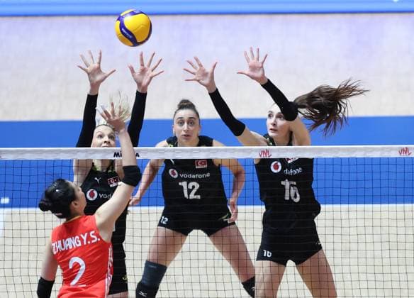 (250608) -- BEIJING, June 8, 2025 -- T¨¹rkiye s Aleksia Karutasu (Top L) and Berka Buse Ozden (Top R) block the ball during the Pool 3 match between China and T¨¹rkiye at the Women s Volleyball Nations League (VNL) 2025 Beijing at the National Indoor Stadium in Beijing, China, June 8, 2025. ) (SP)CHINA-BEIJING-VOLLEYBALL-VNL-CHINA VS T?RKIYE (CN) LuoxYuan 