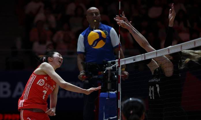 (250608) -- BEIJING, June 8, 2025 -- China s Wu Mengjie (L) spikes the ball during the Pool 3 match between China and T¨¹rkiye at the Women s Volleyball Nations League (VNL) 2025 Beijing at the National Indoor Stadium in Beijing, China, June 8, 2025. ) (SP)CHINA-BEIJING-VOLLEYBALL-VNL-CHINA VS T?RKIYE (CN) HanxYan 