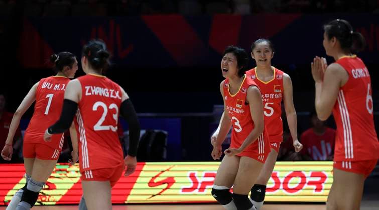 (250608) -- BEIJING, June 8, 2025 -- Players of China celebrate scoring during the Pool 3 match between China and T¨¹rkiye at the Women s Volleyball Nations League (VNL) 2025 Beijing at the National Indoor Stadium in Beijing, China, June 8, 2025. ) (SP)CHINA-BEIJING-VOLLEYBALL-VNL-CHINA VS T?RKIYE (CN) HanxYan 