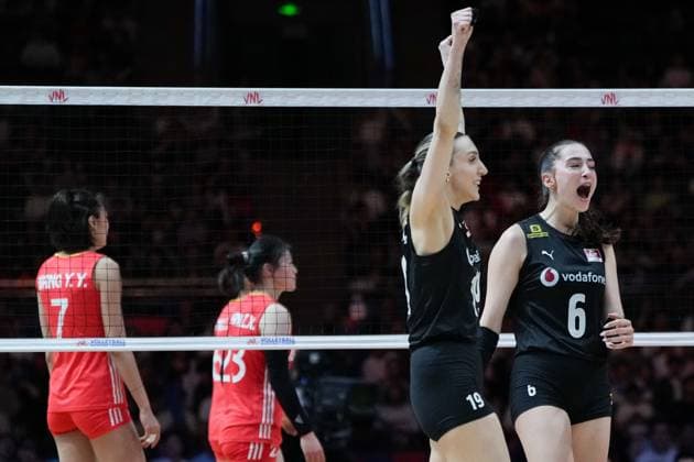 (250608) -- BEIJING, June 8, 2025 -- T¨¹rkiye s Saliha Sahin (R) and Asli Kalac celebrate scoring during the Pool 3 match between China and T¨¹rkiye at the Women s Volleyball Nations League (VNL) 2025 Beijing at the National Indoor Stadium in Beijing, China, June 8, 2025. ) (SP)CHINA-BEIJING-VOLLEYBALL-VNL-CHINA VS T?RKIYE (CN) JuxHuanzong 
