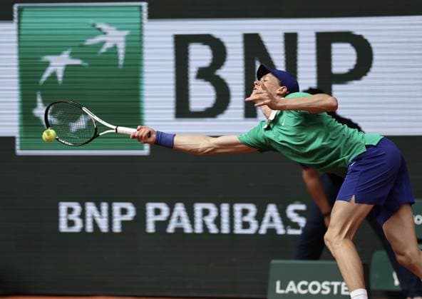 (250608) -- PARIS, June 8, 2025 -- Jannik Sinner returns a shot during the men s singles final between Jannik Sinner of Italy and Carlos Alcaraz of Spain at the French Open tennis tournament at Roland Garros, Paris, France, June 8, 2025. ) (SP)FRANCE-PARIS-TENNIS-FRENCH OPEN-MEN S SINGLES-FINAL LixJing 