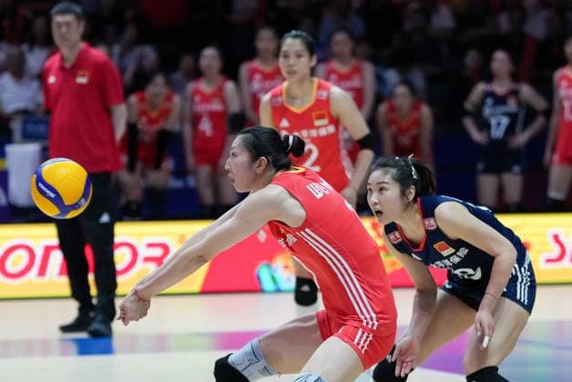 (250608) -- BEIJING, June 8, 2025 -- China s Wu Mengjie (Front L) saves the ball during the Pool 3 match between China and T¨¹rkiye at the Women s Volleyball Nations League (VNL) 2025 Beijing at the National Indoor Stadium in Beijing, China, June 8, 2025. ) (SP)CHINA-BEIJING-VOLLEYBALL-VNL-CHINA VS T?RKIYE (CN) JuxHuanzong 