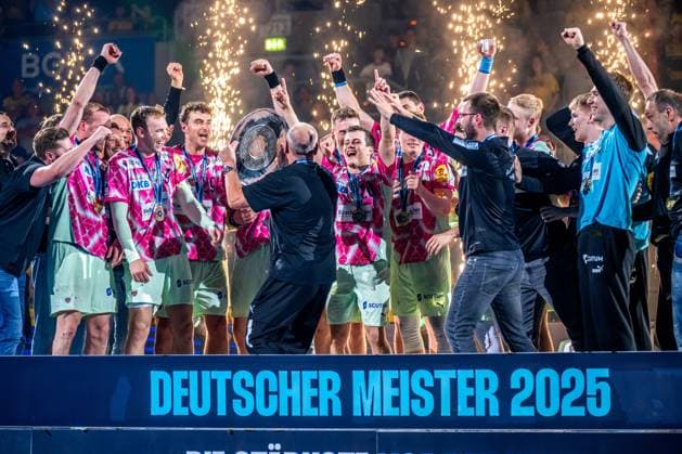 1 Handball Bundesliga, DAIKIN HBL, Rhein Neckar Löwen Füchse Berlin 08 06 2025 The Füchse Berlin team celebrates together after winning the German Championship 2025 in the SAP Arena the players hold the championship trophy DAIKIN HBL 2024 25, Rhein Neckar Löwen against Füchse Berlin, on 08 06 2025 in the SAP Arena in Mannheim DAIKIN HBL 2024 25, Rhein Neckar Löwen against Füchse Berlin, on 08 06 2025 in the SAP Arena in Mannheim Copyright: xBEAUTIFULxSPORTS Gelhardtx