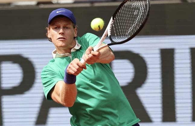 (250608) -- PARIS, June 8, 2025 -- Jannik Sinner returns a shot during the men s singles final between Jannik Sinner of Italy and Carlos Alcaraz of Spain at the French Open tennis tournament at Roland Garros, Paris, France, June 8, 2025. ) (SP)FRANCE-PARIS-TENNIS-FRENCH OPEN-MEN S SINGLES-FINAL LixJing 