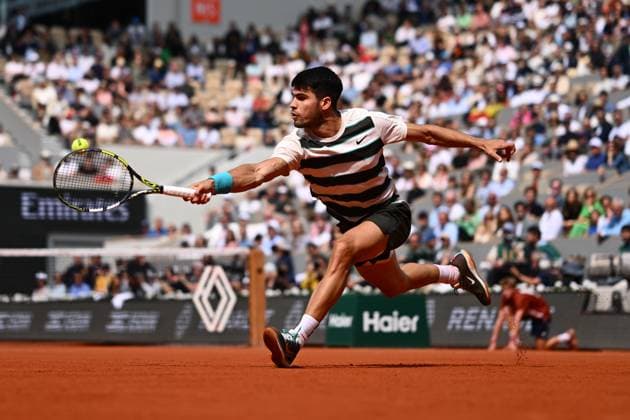 Roland Garros 2025: Men s singles final between Carlos Alcaraz (ESP) and Jannik Sinner on Philippe Chatrier court during the Grand Slam tennis tournament, on June 8, 2025, at Roland-Garros stadium in Paris, France. - 08 06 2025 - France Ile-de-France (region) Paris -  JulienxMattiax xLexPictorium LePictorium_0310415