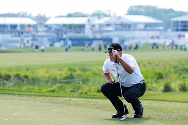 June 8, 2025, Madison, Wisconsin, USA: STEVE STRICKER of the United States kneels to line up a putt on the first hole during the final round of the 2025 American Family Insurance Championship at TPC Wisconsin in Madison, Wis. Madison USA - ZUMAb262 20250608_znp_b262_015 Copyright: xJeffxM.xBrownx