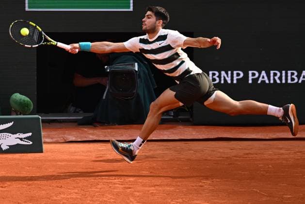Roland Garros 2025: Men s singles final between Carlos Alcaraz (ESP) and Jannik Sinner on Philippe Chatrier court during the Grand Slam tennis tournament, on June 8, 2025, at Roland-Garros stadium in Paris, France. - 08 06 2025 - France Ile-de-France (region) Paris -  JulienxMattiax xLexPictorium LePictorium_0310429