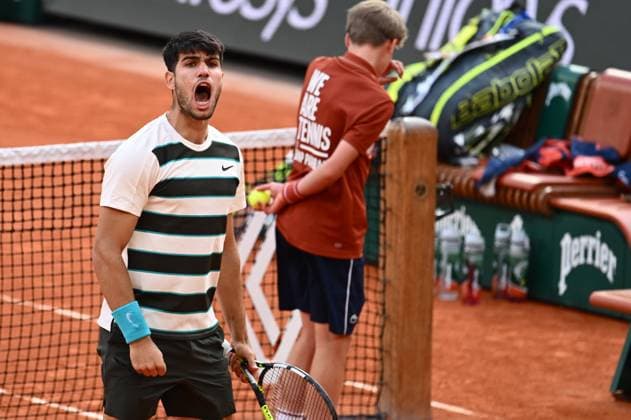 Roland Garros 2025: Men s singles final between Carlos Alcaraz (ESP) and Jannik Sinner on Philippe Chatrier court during the Grand Slam tennis tournament, on June 8, 2025, at Roland-Garros stadium in Paris, France. - 08 06 2025 - France Ile-de-France (region) Paris -  JulienxMattiax xLexPictorium LePictorium_0310432