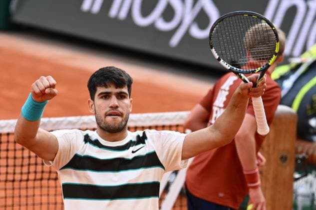 Roland Garros 2025: Men s singles final between Carlos Alcaraz (ESP) and Jannik Sinner on Philippe Chatrier court during the Grand Slam tennis tournament, on June 8, 2025, at Roland-Garros stadium in Paris, France. - 08 06 2025 - France Ile-de-France (region) Paris -  JulienxMattiax xLexPictorium LePictorium_0310433