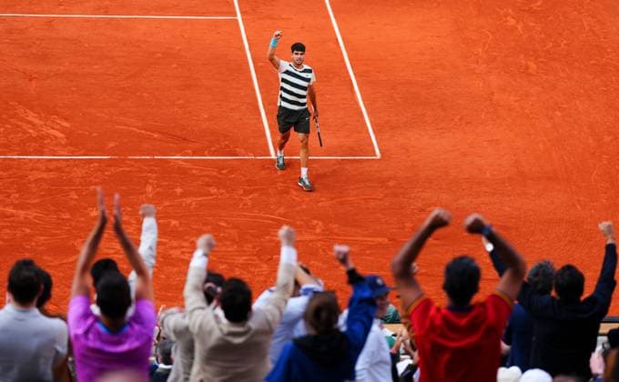 Sport Bilder des Tages Carlos Alcaraz celebrates a winner in the fifth set with the crowd French Open Tennis, Day Fifteen, Tennis, Roland Garros, Paris, France - 08 Jun 2025 EDITORIAL USE ONLY No use with unauthorised audio, video, data, fixture lists, club league logos or live services. Online in-match use limited to 120 images, no video emulation. No use in betting, games or single club league player publications.  Copyright: xJavierxGarcia Shutterstockx 15346224al
