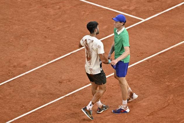 2025 Roland-Garros - Men s Single Final PARIS, FRANCE - JUNE 8: Jannik Sinner of Italy (R) and Carlos Alcaraz of Spain (L) shake hands at the net after their men s singles final match during the French Open tennis tournament at Roland-Garros in Paris, France on June 8, 2025. Burak Akbulut Anadolu Paris France. Editorial use only. Please get in touch for any other usage.  Copyright: x2025xAnadoluxBurakxAkbulutx