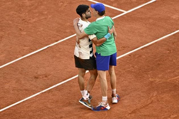 2025 Roland-Garros - Men s Single Final PARIS, FRANCE - JUNE 8: Jannik Sinner of Italy (R) and Carlos Alcaraz of Spain (L) shake hands at the net after their men s singles final match during the French Open tennis tournament at Roland-Garros in Paris, France on June 8, 2025. Burak Akbulut Anadolu Paris France. Editorial use only. Please get in touch for any other usage.  Copyright: x2025xAnadoluxBurakxAkbulutx