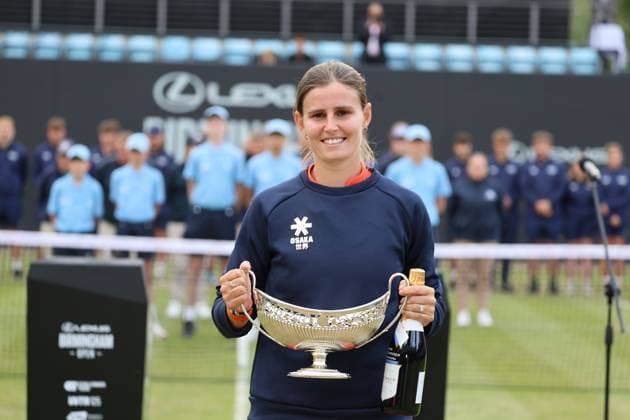 TENNIS - Birmingham Open 2025 BIRMINGHAM,ENGLAND,08.JUN.25 - TENNIS - WTA, Tennis Damen Tour, Birmingham Open, final. Image shows the rejoicing of Greet Minnen (BEL). keywords: award ceremony, trophy.  GEPAxpictures xAlanxGrieves