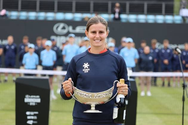 TENNIS - Birmingham Open 2025 BIRMINGHAM,ENGLAND,08.JUN.25 - TENNIS - WTA, Tennis Damen Tour, Birmingham Open, final. Image shows the rejoicing of Greet Minnen (BEL). keywords: award ceremony, trophy.  GEPAxpictures xAlanxGrieves