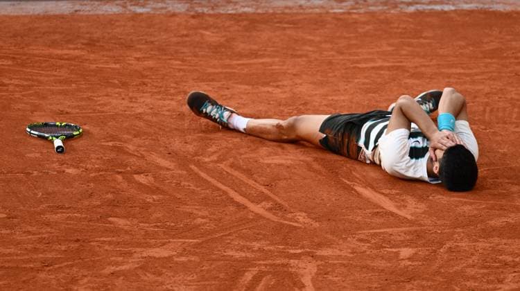 Roland Garros 2025: Carlos Alcaraz (ESP) defeats Jannik Sinner in the Men s Singles final on Court Philippe Chatrier during the Grand Slam tennis tournament on June 8, 2025, at the Roland-Garros stadium in Paris, France. - 08 06 2025 - France Ile-de-France (region) Paris -  JulienxMattiax xLexPictorium LePictorium_0310442