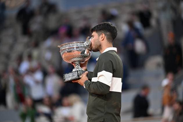 Carlos Alcaraz wins Men’s Singles title at Roland Garros PARIS, FRANCE - JUNE 8: Spain s Carlos Alcaraz celebrates with the championship trophy after winning the men s singles final match against Italy s Jannik Sinner at the French Open tennis tournament at Roland-Garros in Paris, France on June 8, 2025. Mustafa Yalcin Anadolu Paris France. Editorial use only. Please get in touch for any other usage.  Copyright: x2025xAnadoluxMustafaxYalcinx
