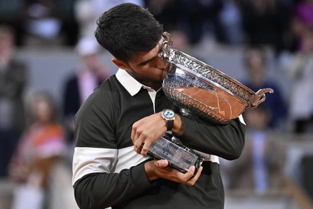 Carlos Alcaraz wins Men’s Singles title at Roland Garros PARIS, FRANCE - JUNE 8: Spain s Carlos Alcaraz celebrates with the championship trophy after winning the men s singles final match against Italy s Jannik Sinner at the French Open tennis tournament at Roland-Garros in Paris, France on June 8, 2025. Mustafa Yalcin Anadolu Paris France. Editorial use only. Please get in touch for any other usage.  Copyright: x2025xAnadoluxMustafaxYalcinx