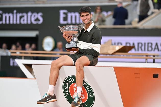 Bilder des Jahres 2025, Sport 06 Juni Sport Themen der Woche KW23 Sport Bilder des Tages Carlos Alcaraz wins Men’s Singles title at Roland Garros PARIS, FRANCE - JUNE 8: Spain s Carlos Alcaraz celebrates with the championship trophy after winning the men s singles final match against Italy s Jannik Sinner at the French Open tennis tournament at Roland-Garros in Paris, France on June 8, 2025. Mustafa Yalcin Anadolu Paris France. Editorial use only. Please get in touch for any other usage.  Copyright: x2025xAnadoluxMustafaxYalcinx