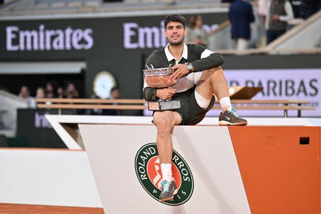 Carlos Alcaraz wins Men’s Singles title at Roland Garros PARIS, FRANCE - JUNE 8: Spain s Carlos Alcaraz celebrates with the championship trophy after winning the men s singles final match against Italy s Jannik Sinner at the French Open tennis tournament at Roland-Garros in Paris, France on June 8, 2025. Mustafa Yalcin Anadolu Paris France. Editorial use only. Please get in touch for any other usage.  Copyright: x2025xAnadoluxMustafaxYalcinx